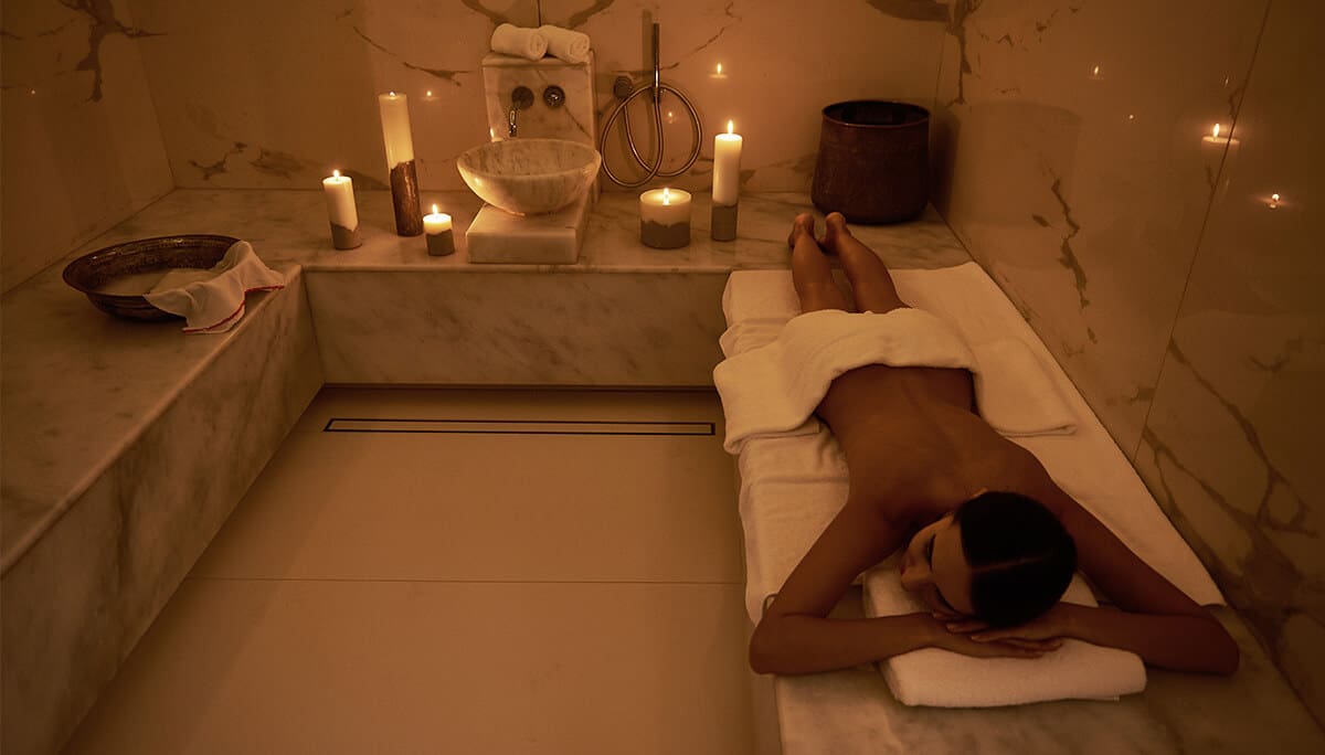 Femme se relaxant dans un hammam