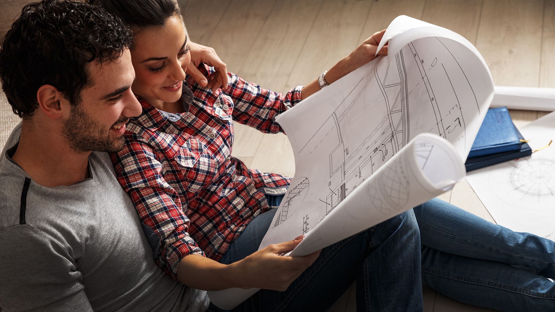 image d'un couple planifiant la construction de leur piscine