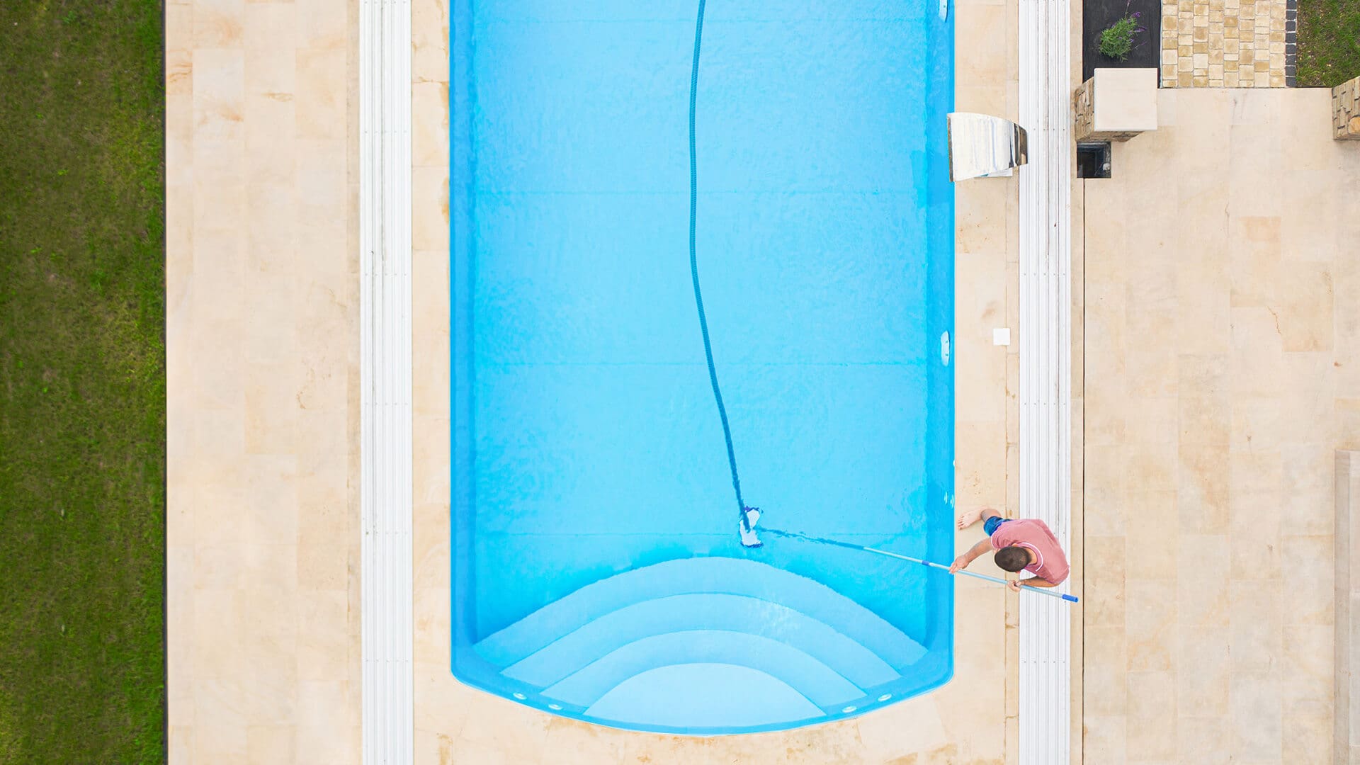 homme nettoyant sa piscine
