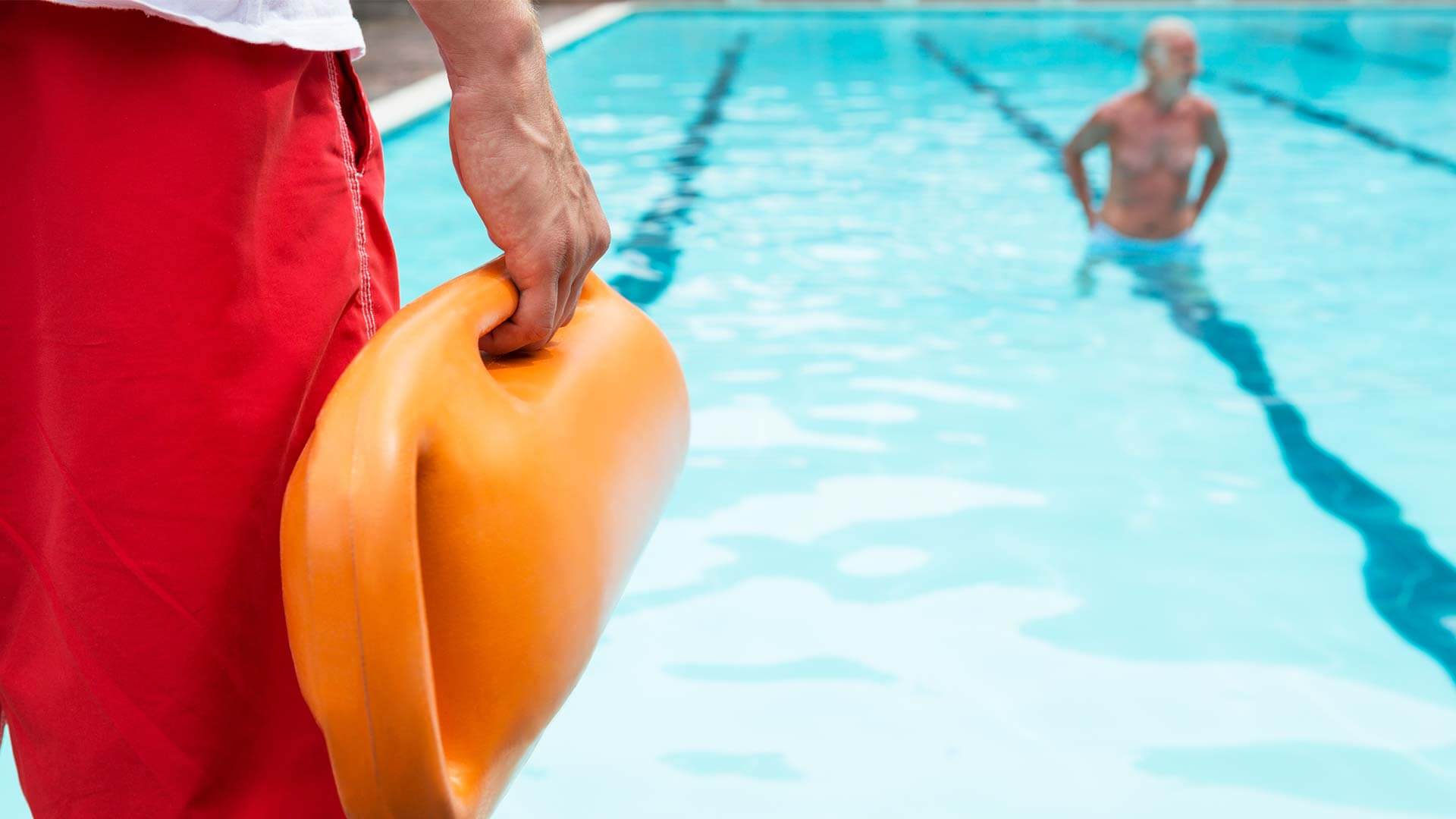 maitre nageur au bord de la piscine