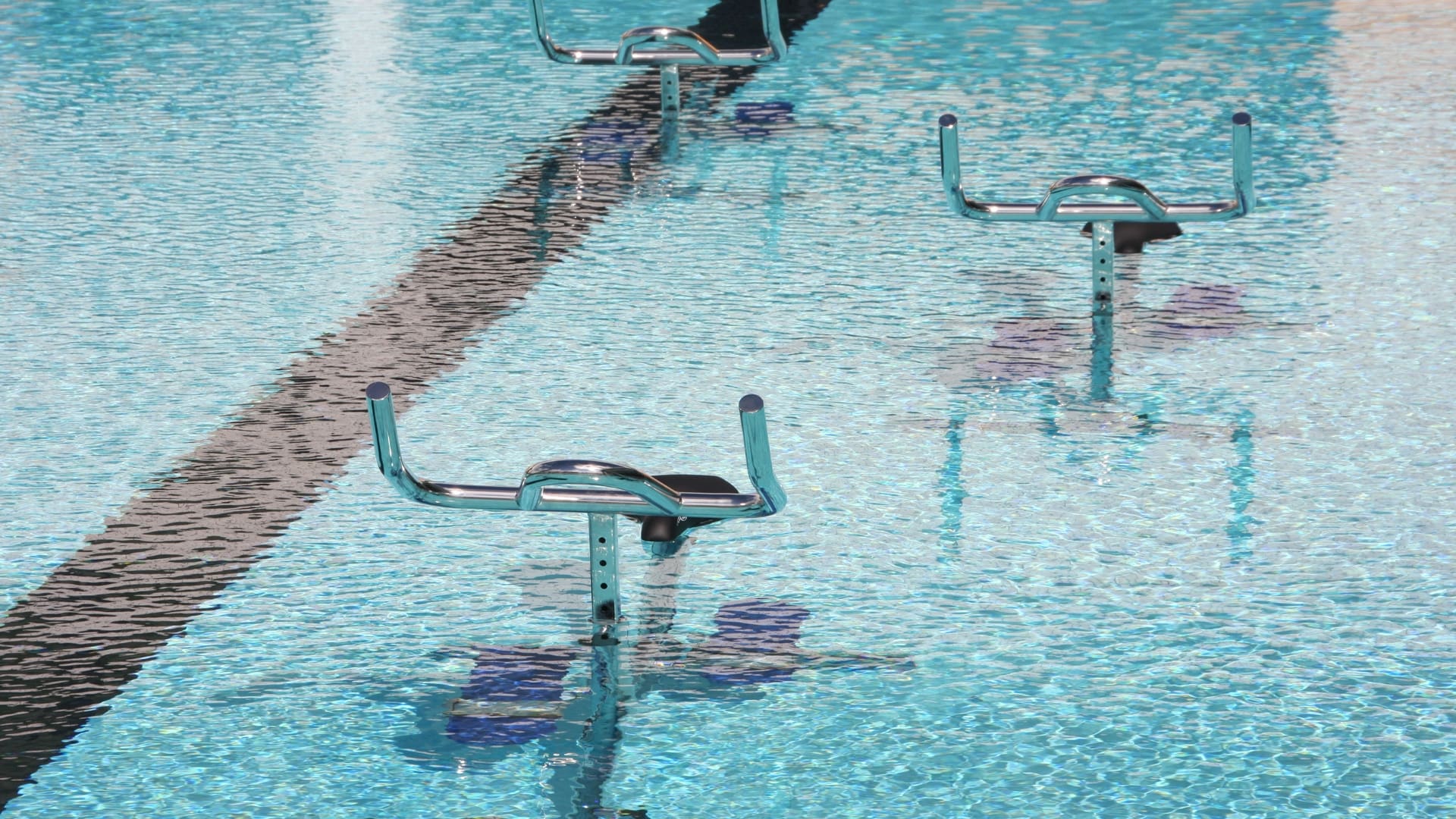 Vélos dans une piscine pour pratiquer et ressentir les bienfaits de l'aquabiking
