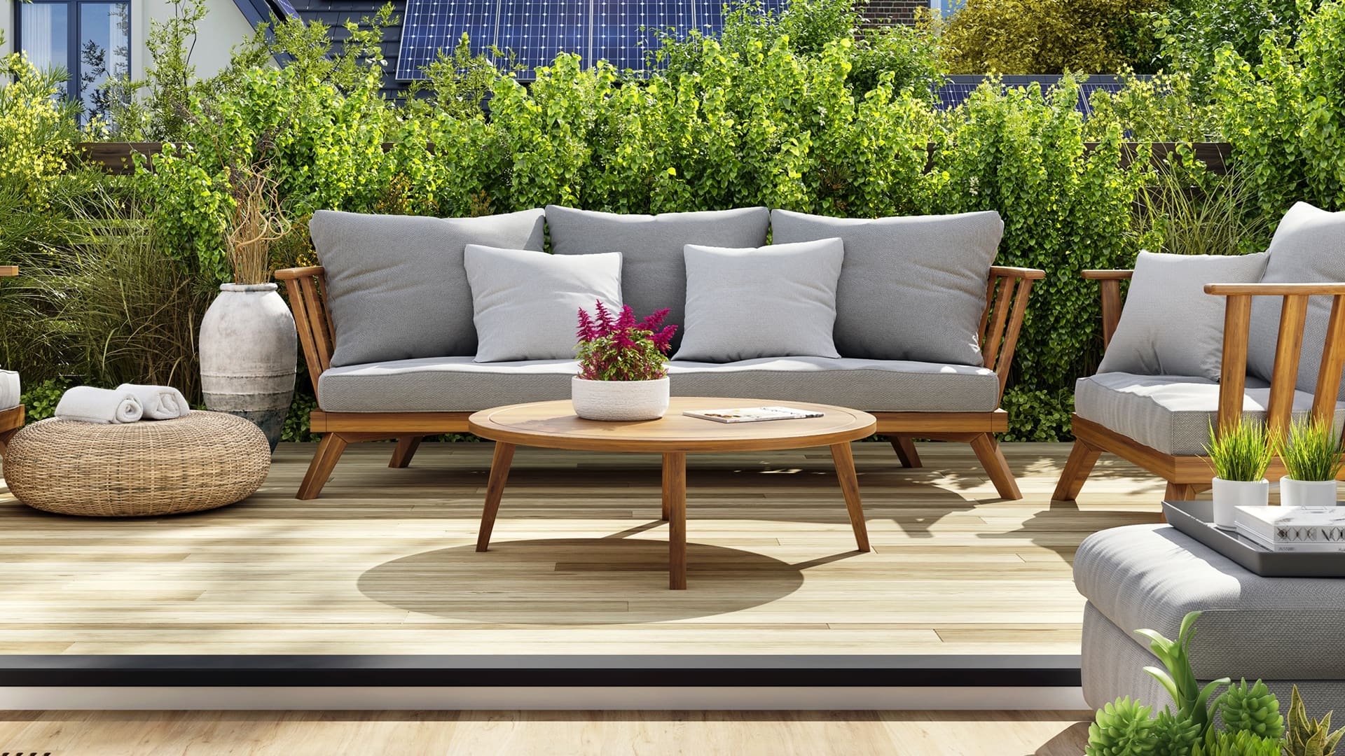 très beau salon de jardin confortable avec des coussins et des arbustes derrière