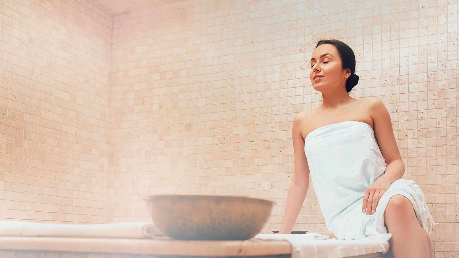 une jeune femme profitant des bienfaits du hammam