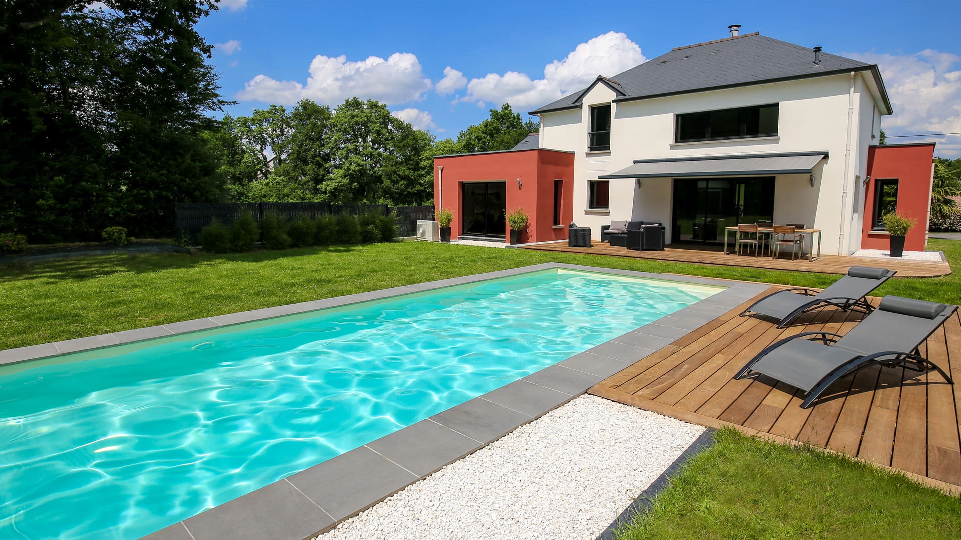 maison moderne avec piscine et terrasse en bois
