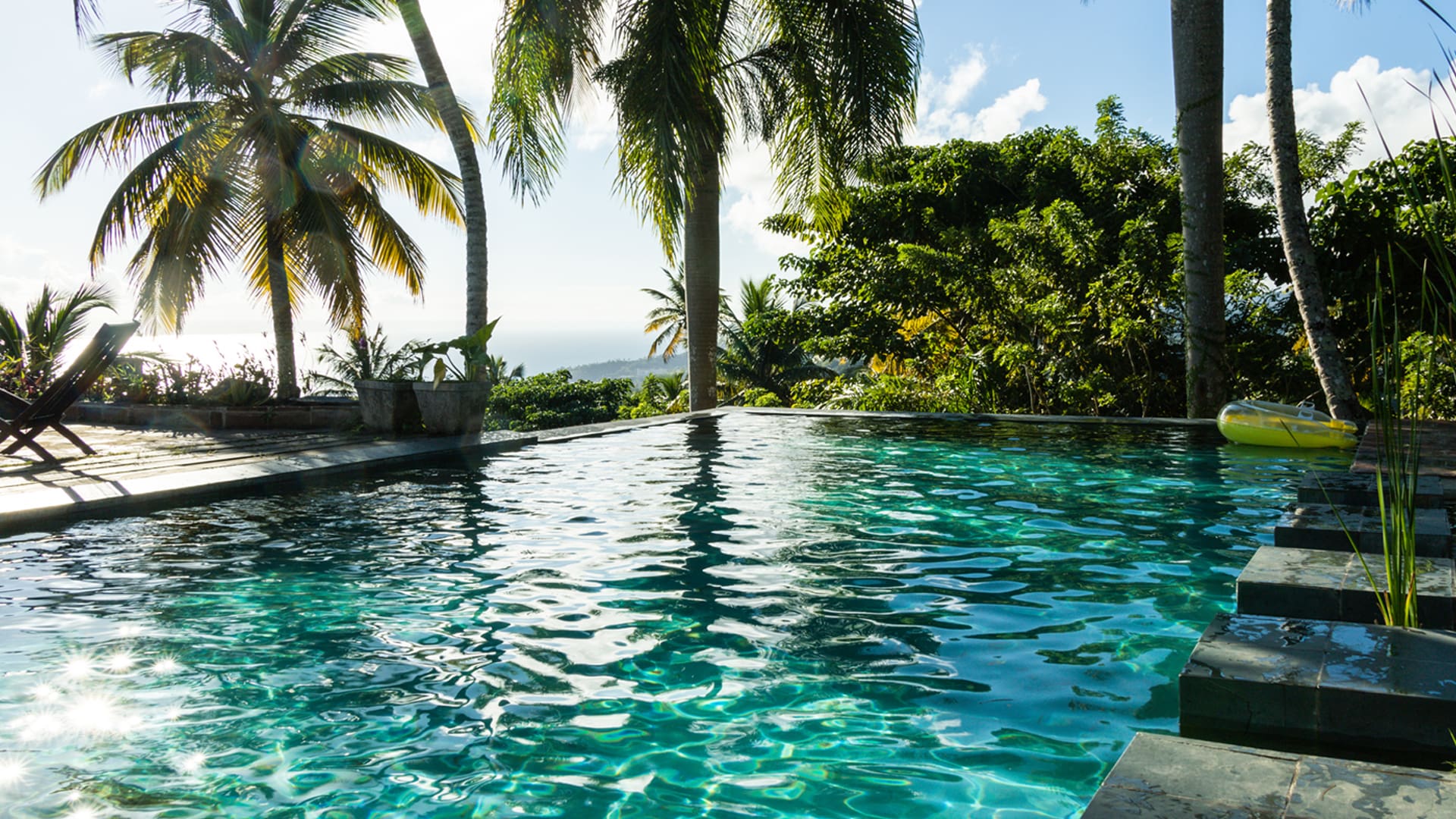 magnifique piscine naturelle respectant l'économie circulaire