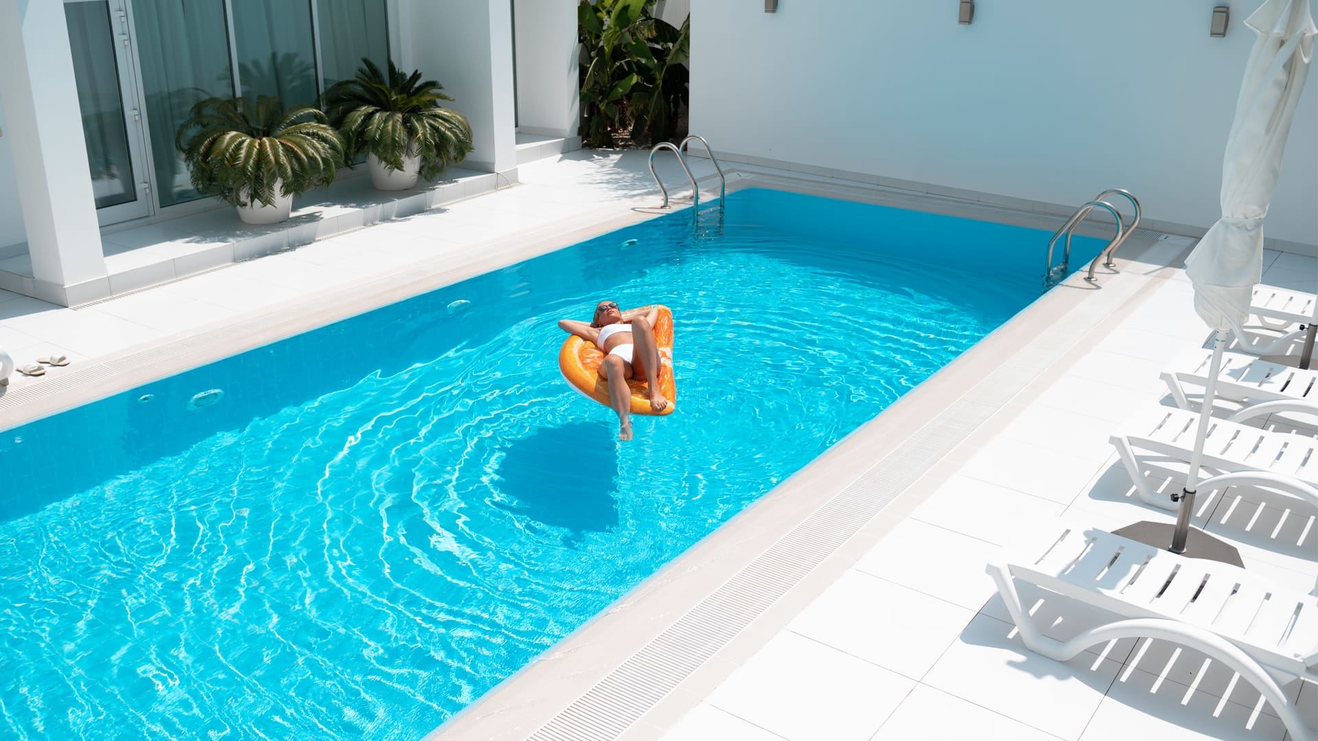 le type de piscine présente sur la photo est une piscine enterrée