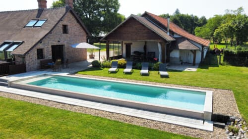 grande Piscine à débordement faite par PISCINES HydroSud Blois