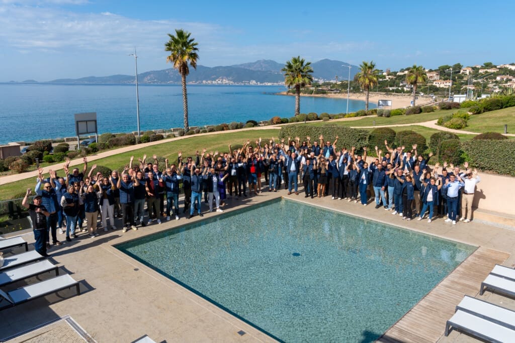 Photo de groupe des adhérents du réseau de pisciniers PISCINES HydroSud