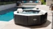 spa gonflable intex au bord d'une piscine