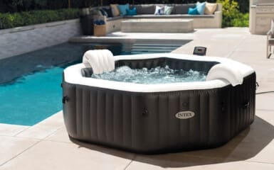 spa gonflable intex au bord d'une piscine