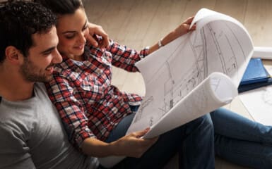image d'un couple planifiant la construction de leur piscine