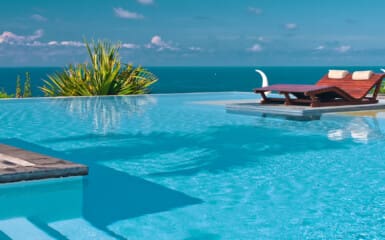 Magnifique piscine avec une vue imprenable