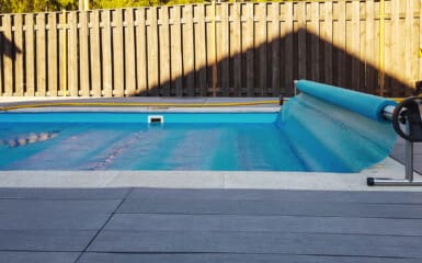 Bache à bulles recouvrant une piscine