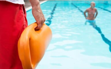 maitre nageur au bord de la piscine