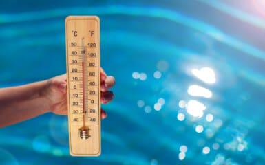 Thermostat au bord de la piscine