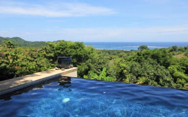 superbe vue depuis une piscine