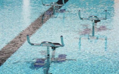 Vélos dans une piscine pour pratiquer et ressentir les bienfaits de l'aquabiking