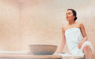 une jeune femme profitant des bienfaits du hammam