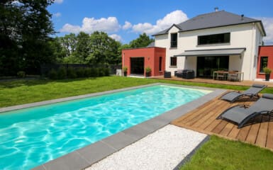 maison moderne avec piscine et terrasse en bois