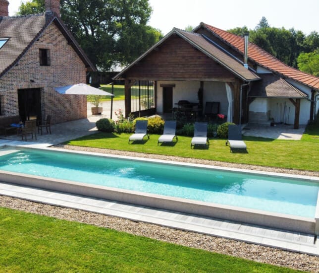 grande Piscine à débordement faite par PISCINES HydroSud Blois
