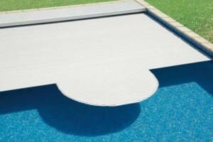 Volet fil d’eau ROUSSILLON tablier blanc piscine 8×4 m