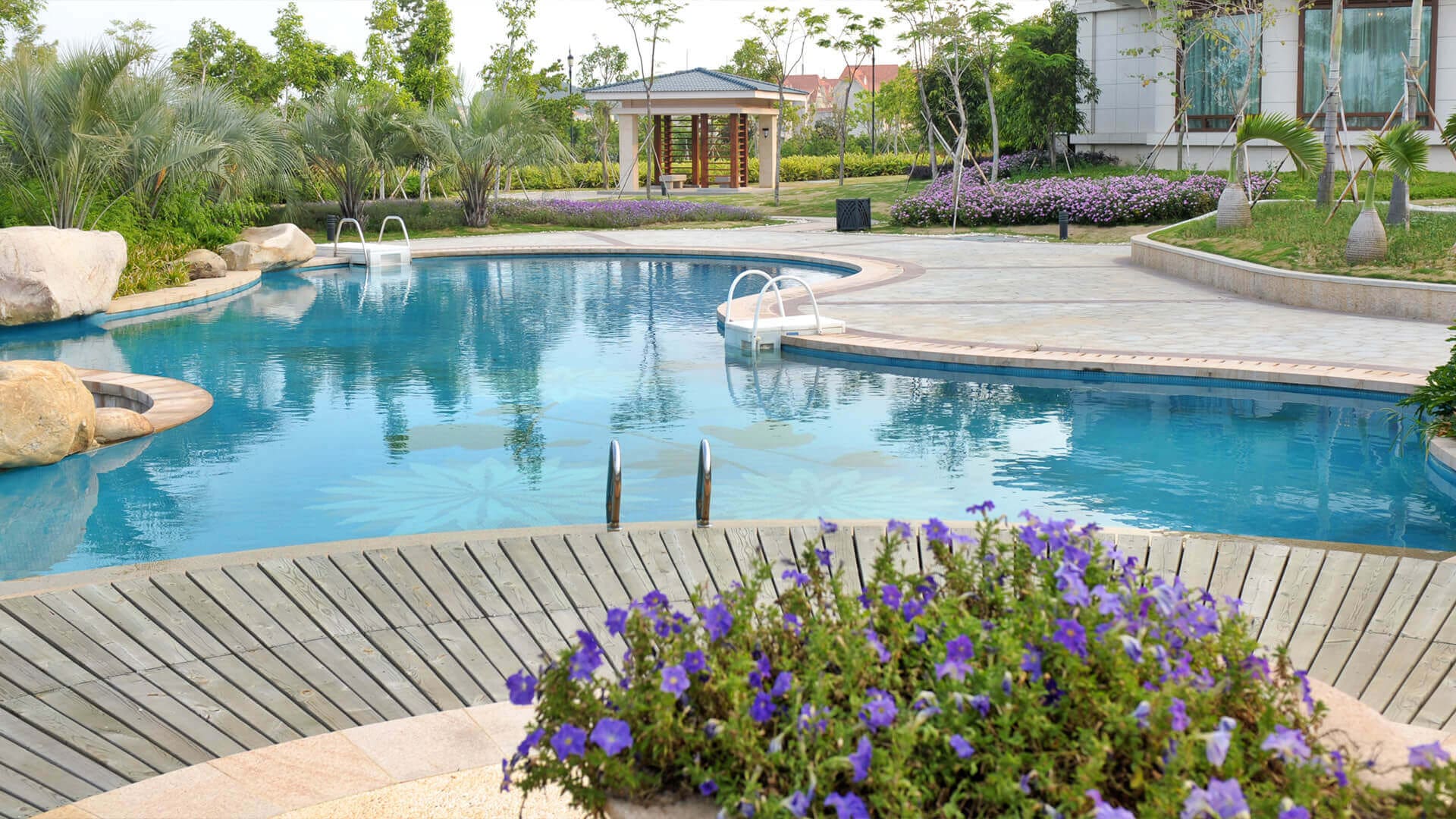 Splendide jardin avec piscine