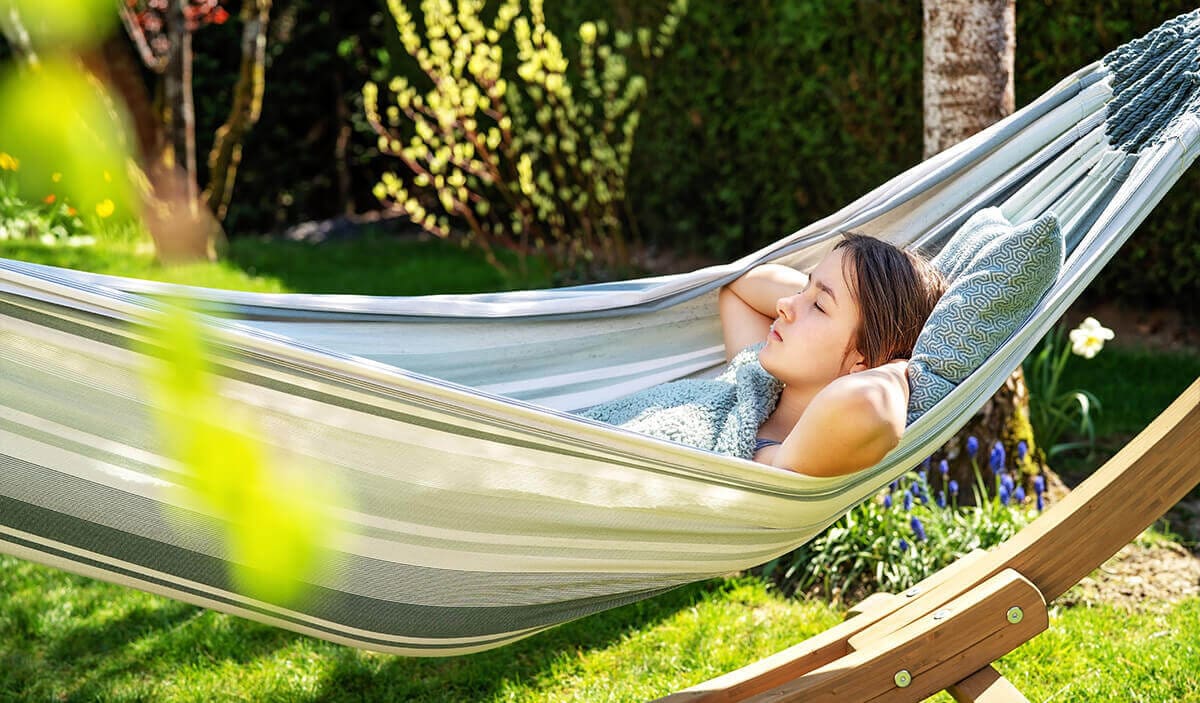 femme faisant une sieste dans un hamac