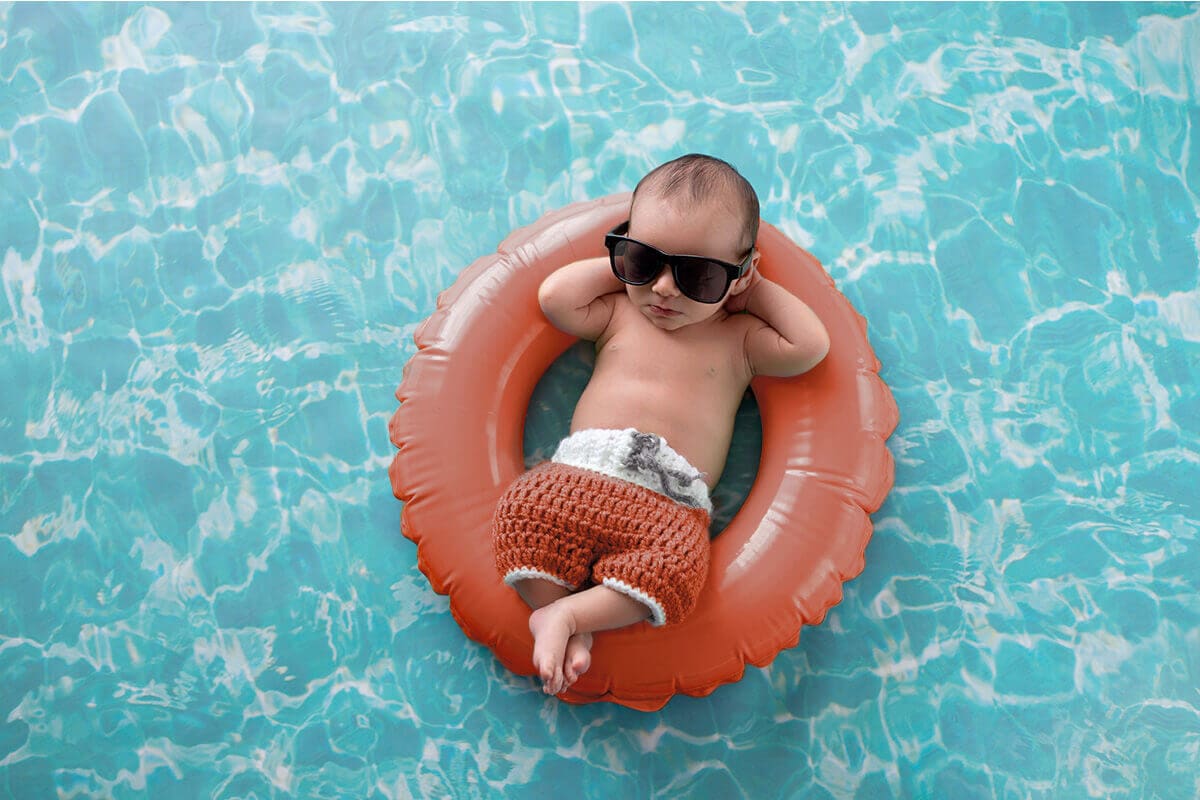 bébé sur une bouée détendu