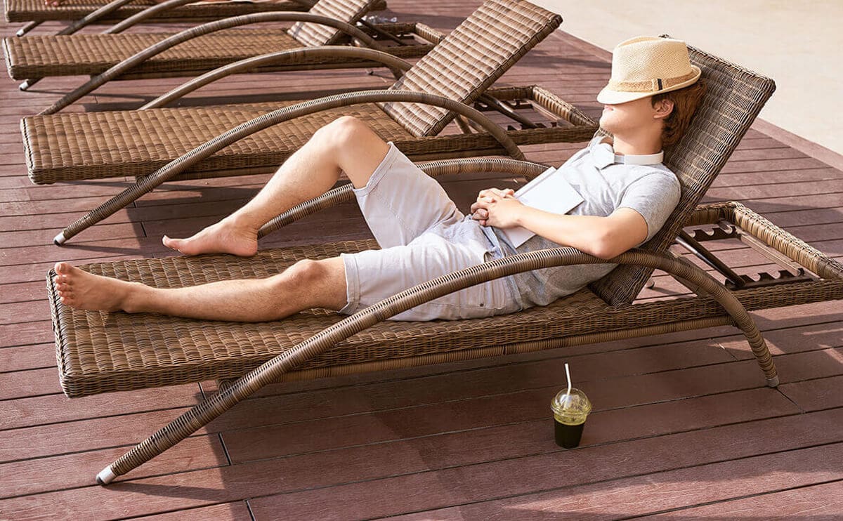 un homme faisant une sieste sur un bain de soleil