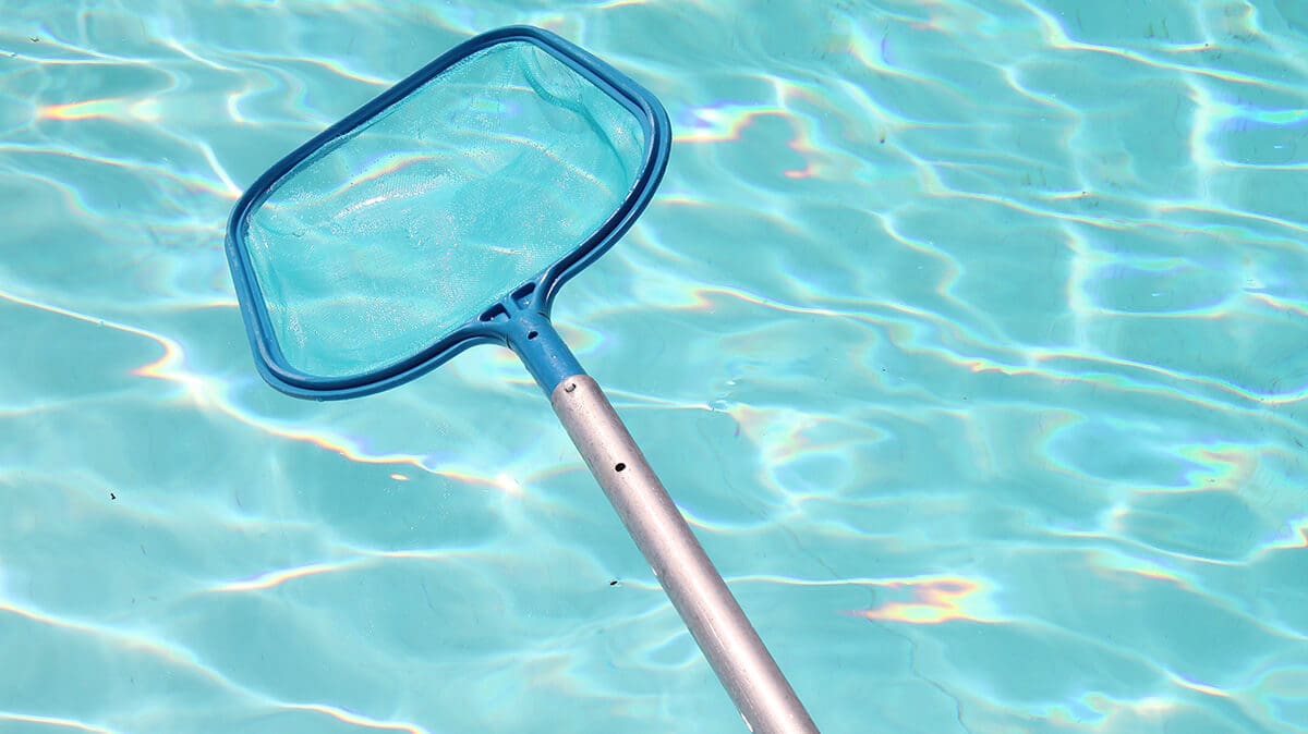 epuisette nettoyant une piscine