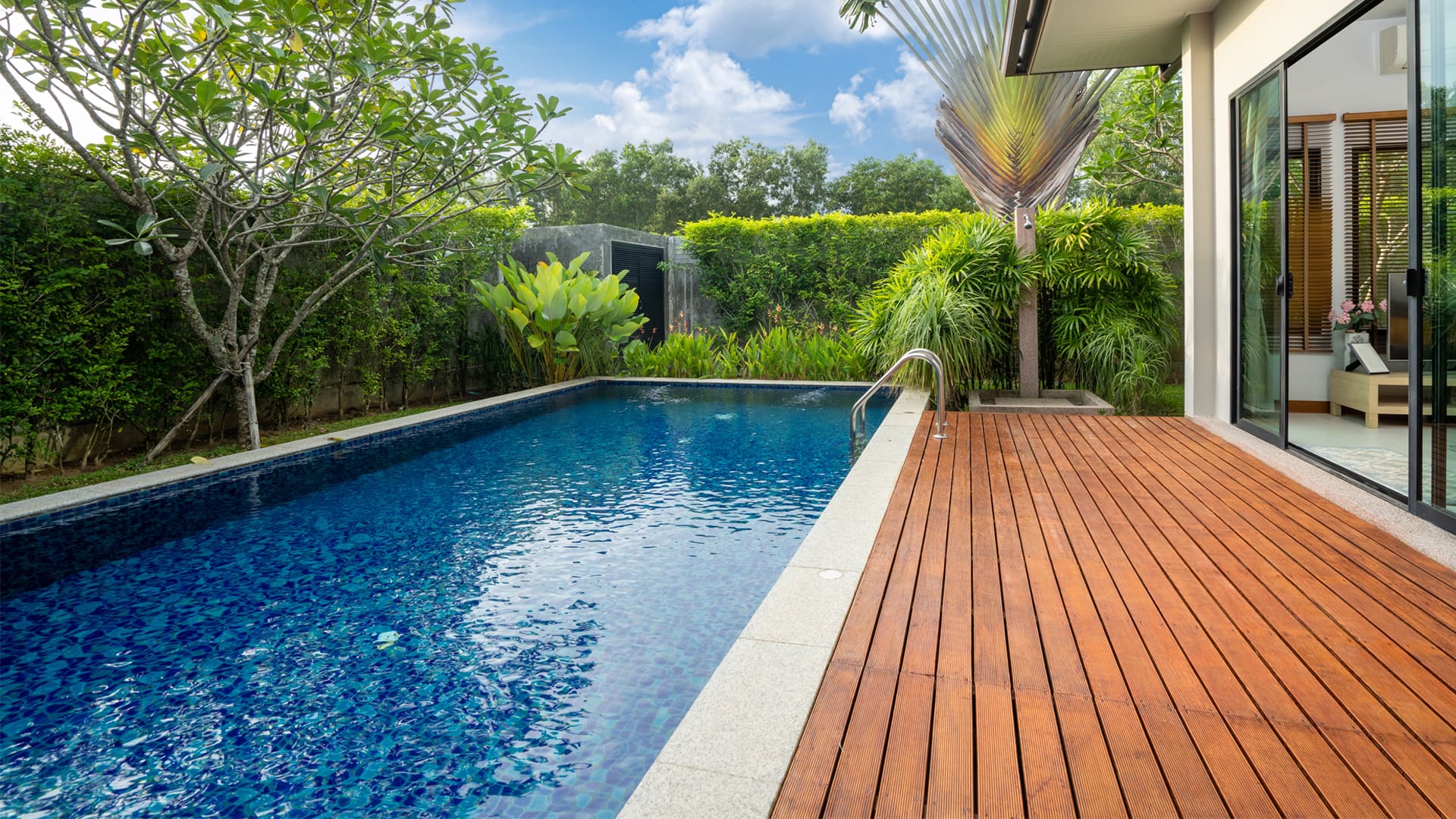 piscine avec terrasse bois et verdure