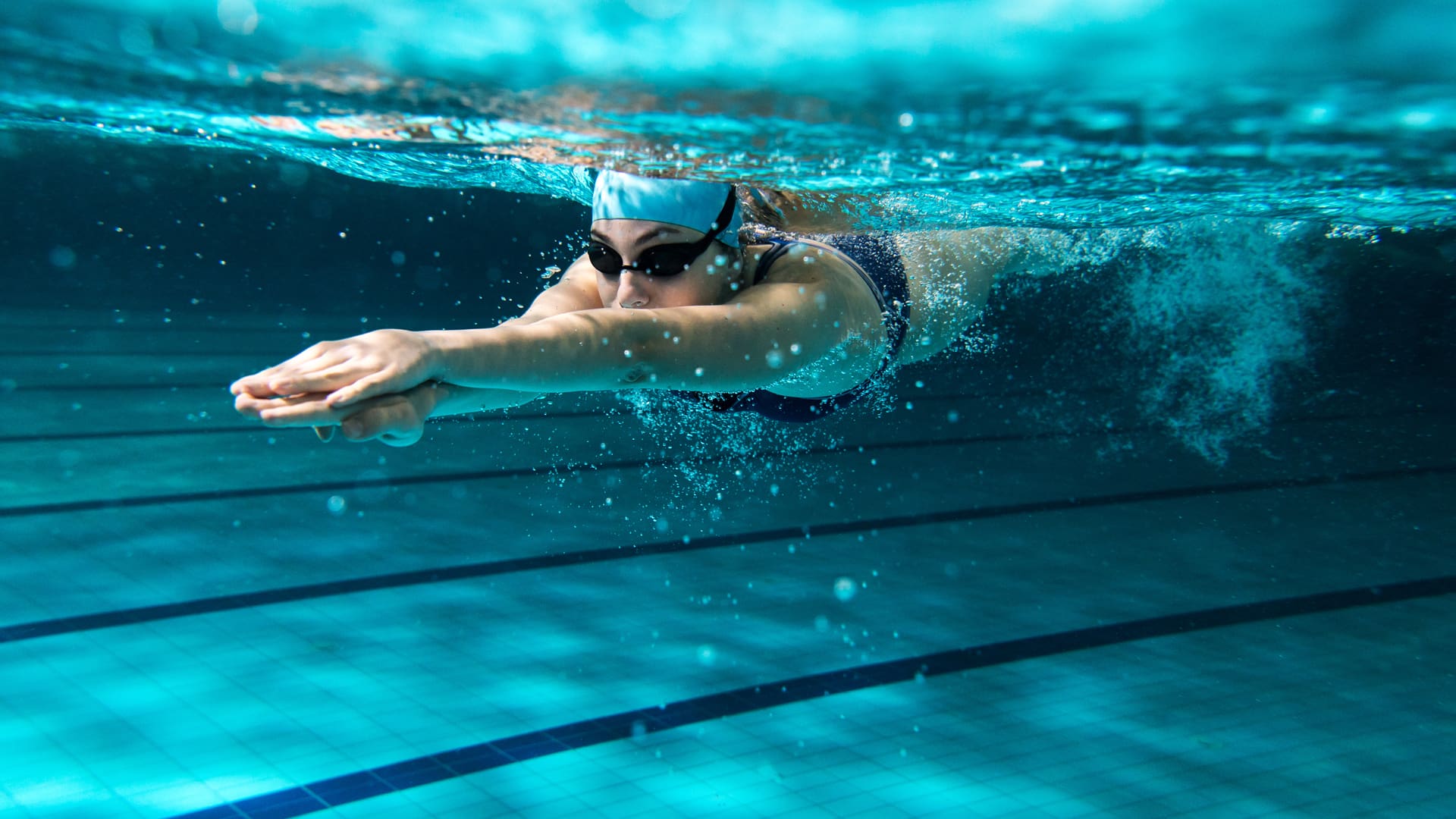 image principale d'une femme nageant pour les bienfaits de la natation