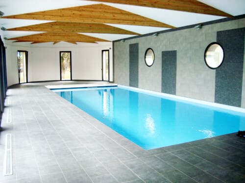 Piscine intérieure faite par PISCINES HydroSud Le Mans