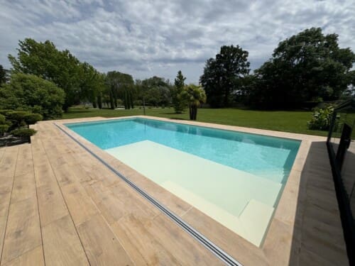 Grande piscine faite par PISCINES HydroSud Besançon