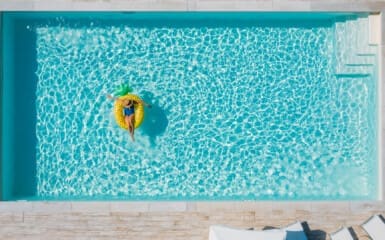 photo d'une belle piscine pour économiser l'eau