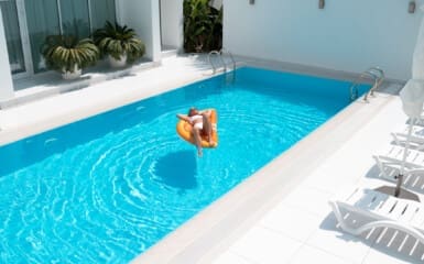 le type de piscine présente sur la photo est une piscine enterrée