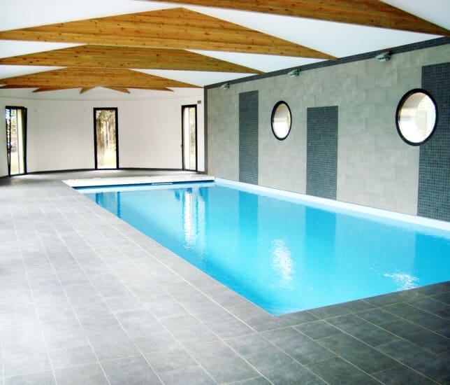 Piscine intérieure faite par PISCINES HydroSud Le Mans