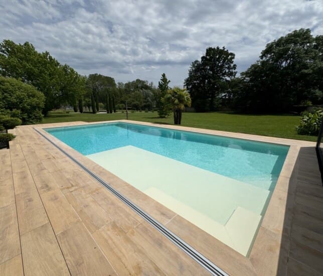 Grande piscine faite par PISCINES HydroSud Besançon